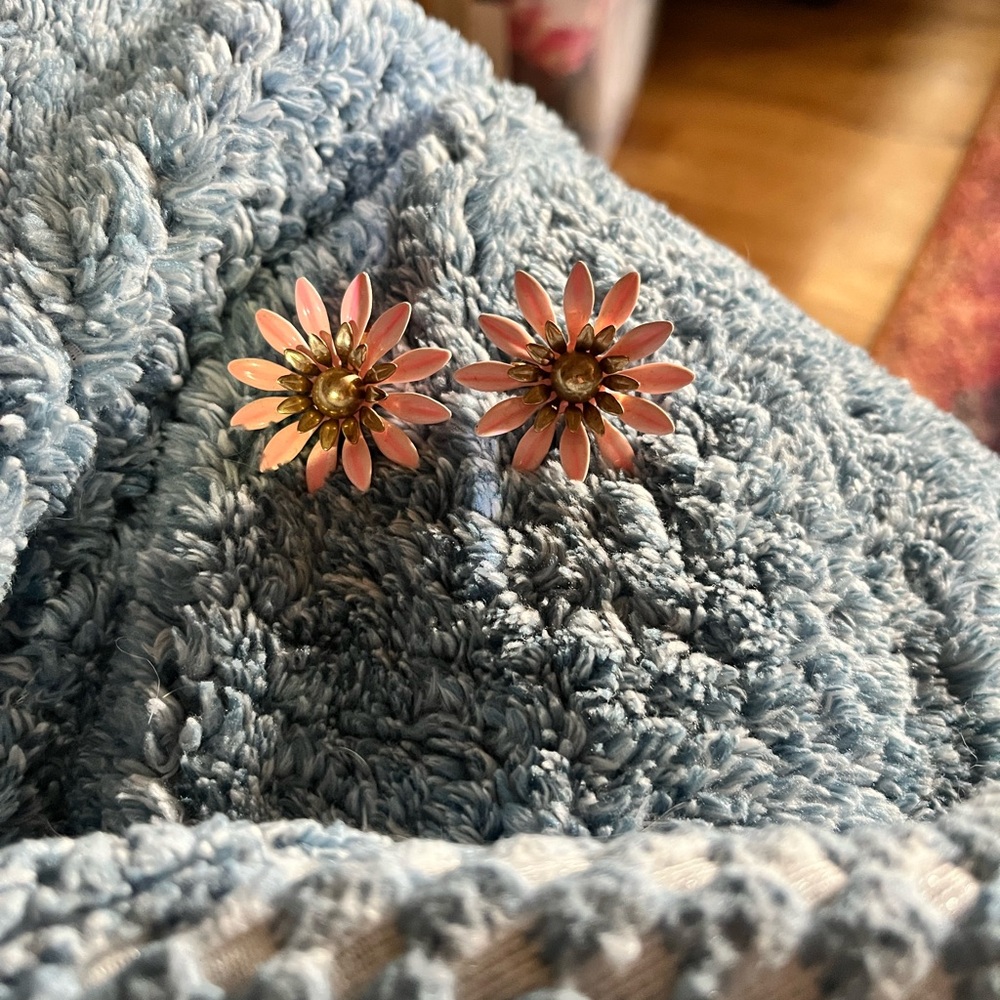 Sarah Coventry Pink Flower Earrings Clip On